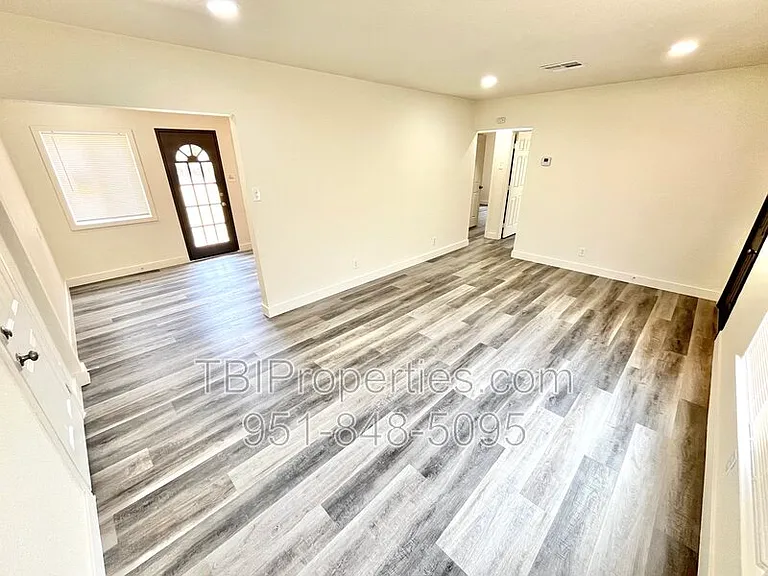 4667 N Mayfield Ave — Photo 9
