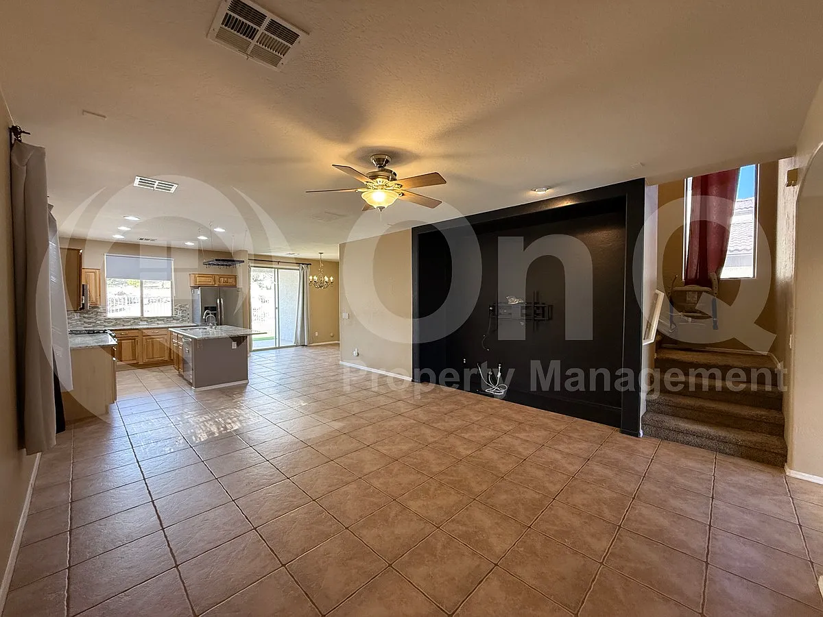4 bed, 3.5 bath, 2483 sqft, $2,549 — Photo 4