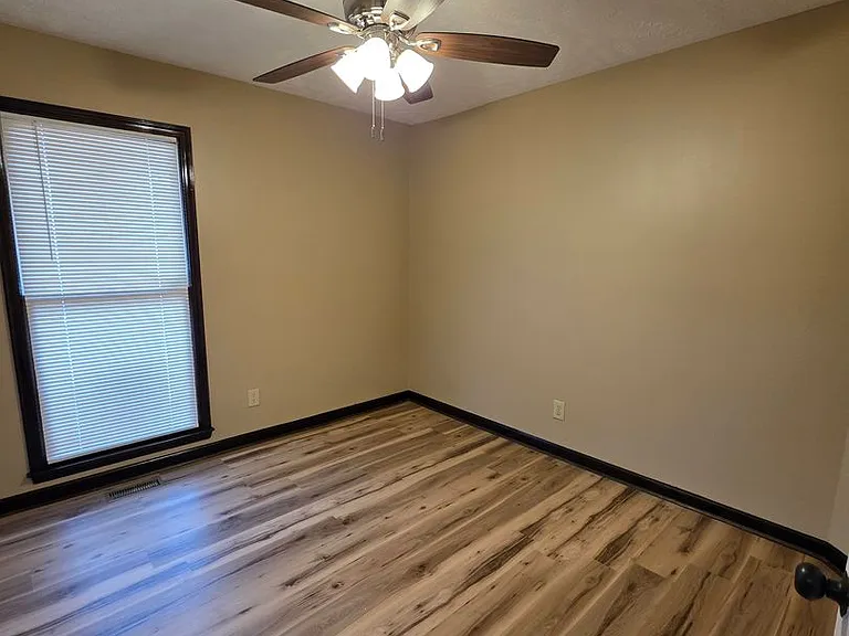 513 Roundtree Dr — Photo 12
