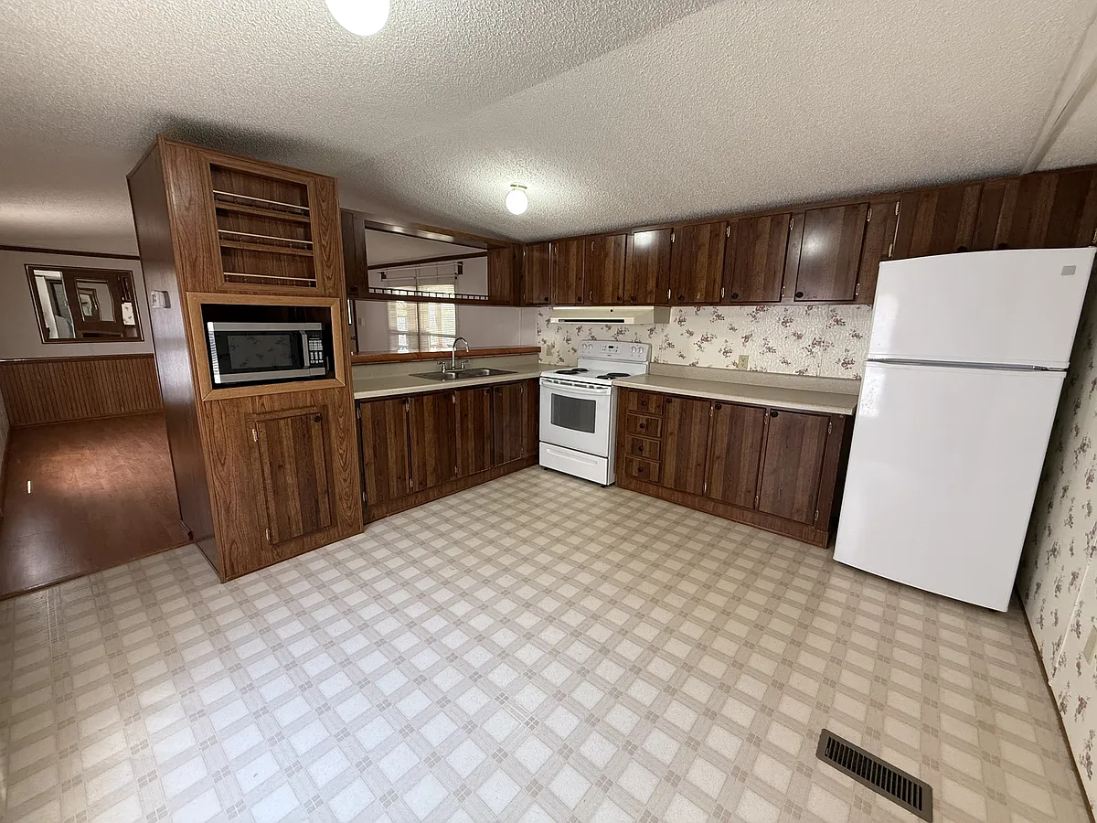 Kitchen - 147 Hiatt Ln