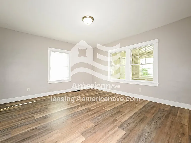 1097736_002_living_room_2.jpg