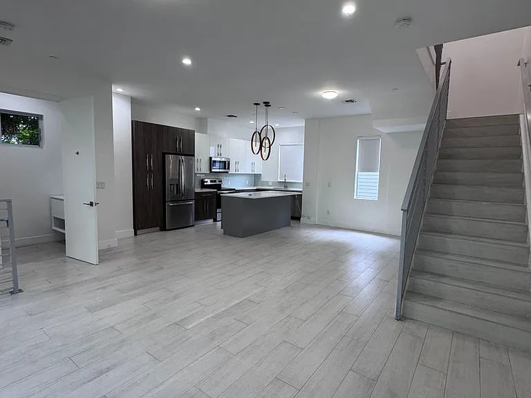 612 NE 12th Ave — Photo 4