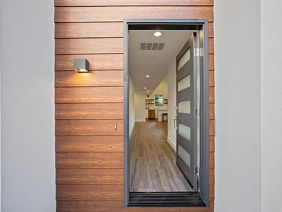 3rd image of 533 N Cloverdale Blvd