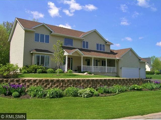 Fantastic SE facing front porch overlooks city green space. It's an awesome place to enjoy the sun rise, the solitude of the neighborhood and that first cup of coffee in the morning!