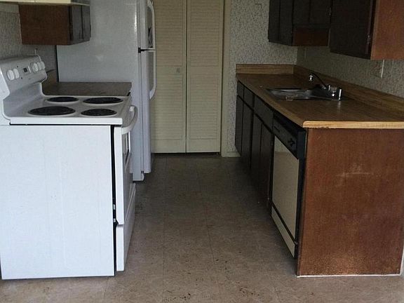 4th image of 25 Ewing Dr #D