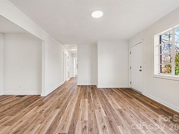 3rd image of 1407 Sherwood Dr