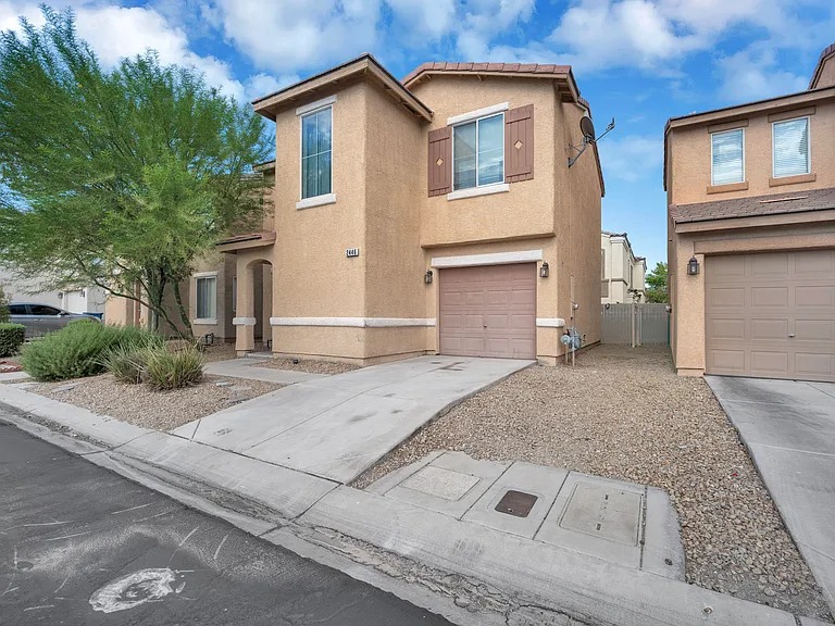 2446 El Valle St — Photo 2