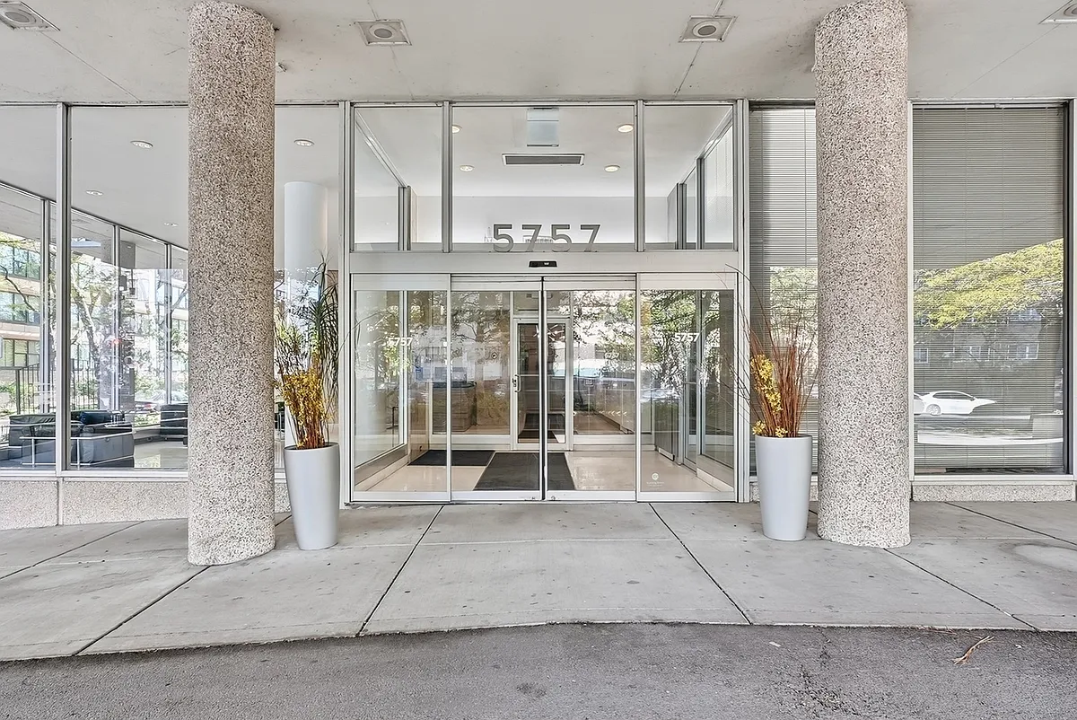 Building Photo - 5757 N Sheridan Rd #20D