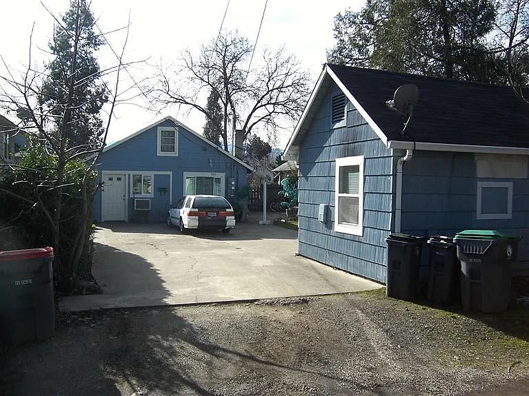 906 W 11th St photo 1