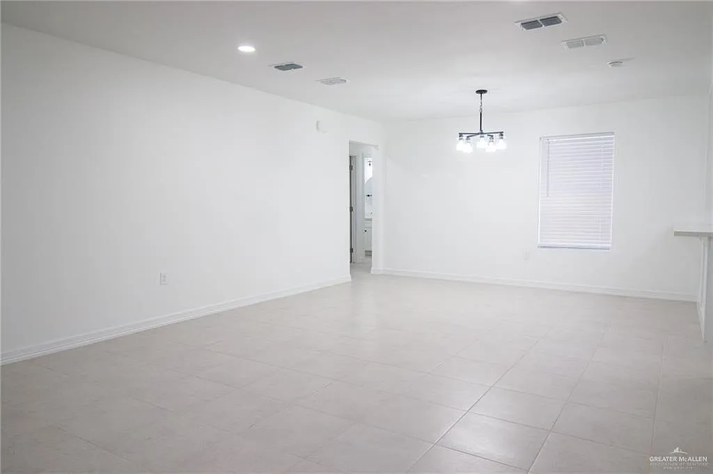 3 bed, 2.0 bath, 1192 sqft, $1,600 — Photo 4