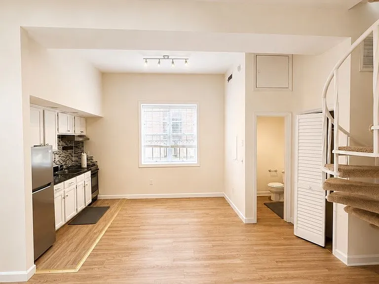 235 King St #6 — Photo 4