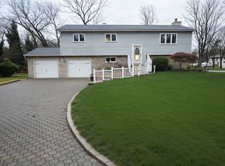 27 Heron Ln, Commack, NY 11725