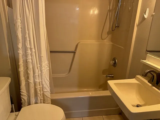 215 Hollywood Blvd NE #1 — Photo 4