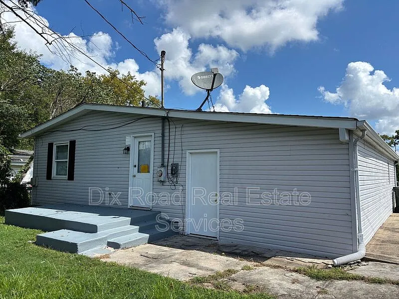3 bed, 1.0 bath, 864 sqft, $1,295 — Photo 3