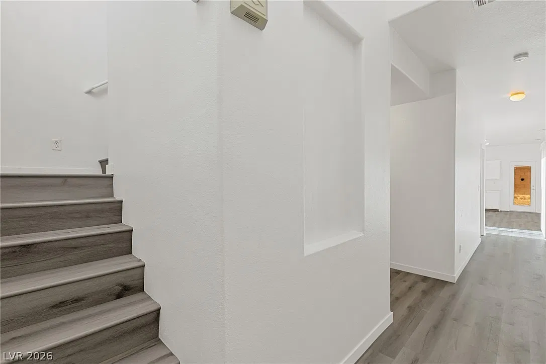 4 bed, 2.5 bath, 1959 sqft, $2,050 — Photo 2