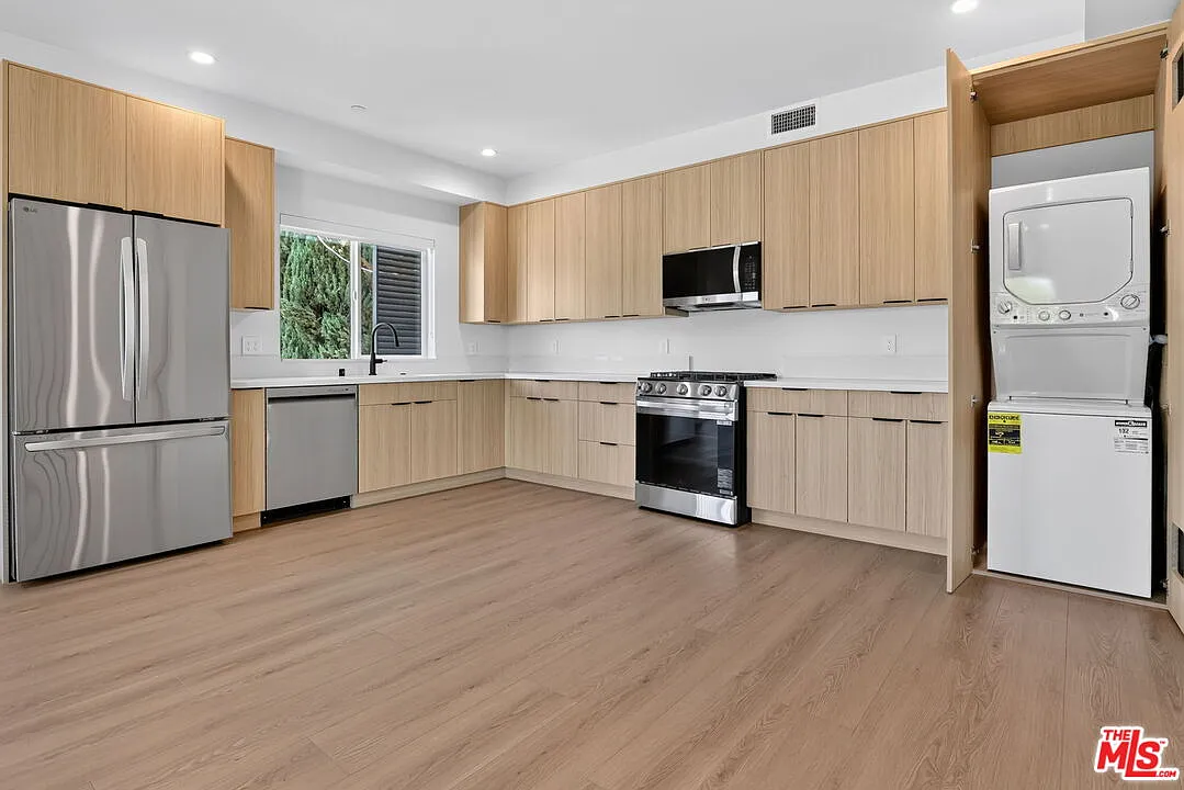 3 bed, 3.5 bath, 1516 sqft, $4,308 — Photo 4