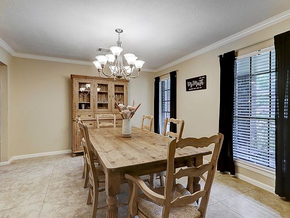 5th image of 4022 Oak Gardens Dr