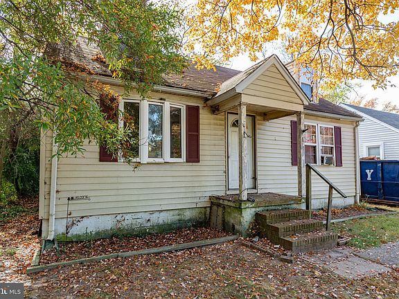 3rd image of 111 Beauregard St