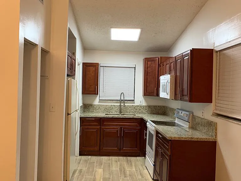 1008 SW 8th St — Photo 6