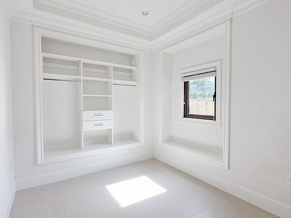 4th image of 4691 Foxglove Cres