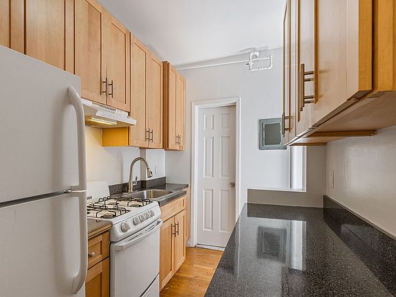 4th image of 245 W 75th St APT 1G