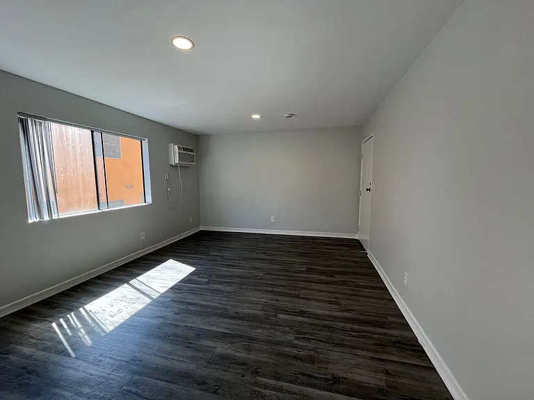 226 South Serrano — Photo 29
