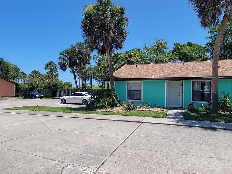 Ranch End Unit with convenient parking