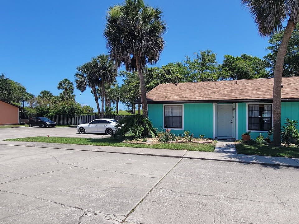 Ranch End Unit with convenient parking