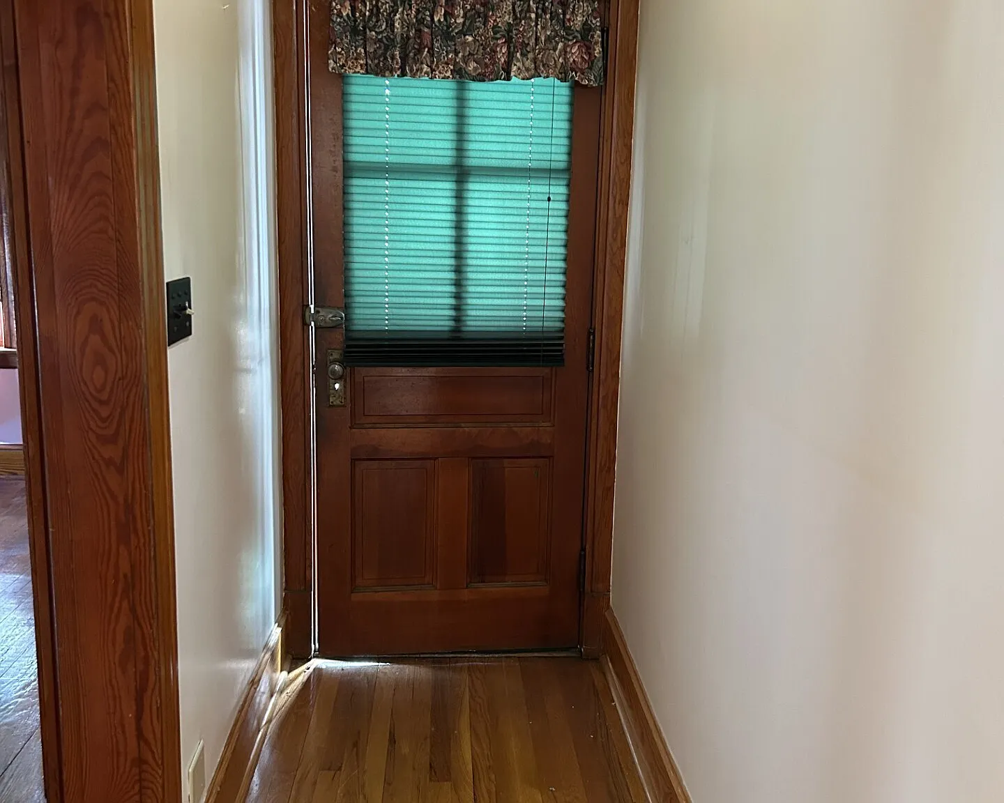 3 bed, 1.0 bath, 1750 sqft, $2,000 — Photo 2