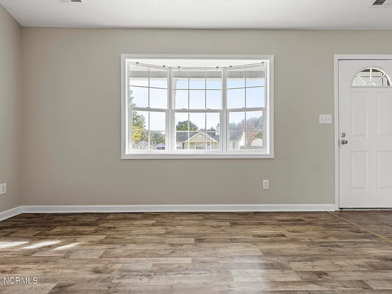 305 Foxridge Ln — Photo 13