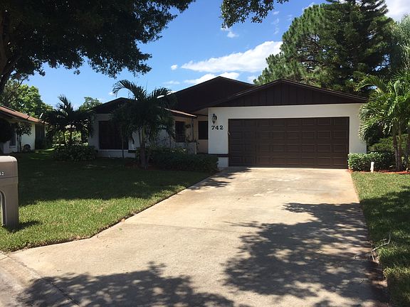 2nd image of 742 Myrtlewood Ln
