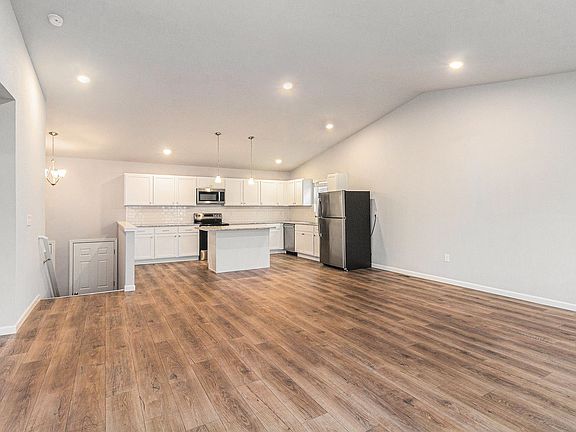 3rd image of 2218 Macatawa Ln
