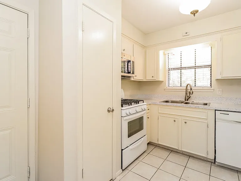 84 Fallshire Dr — Photo 8