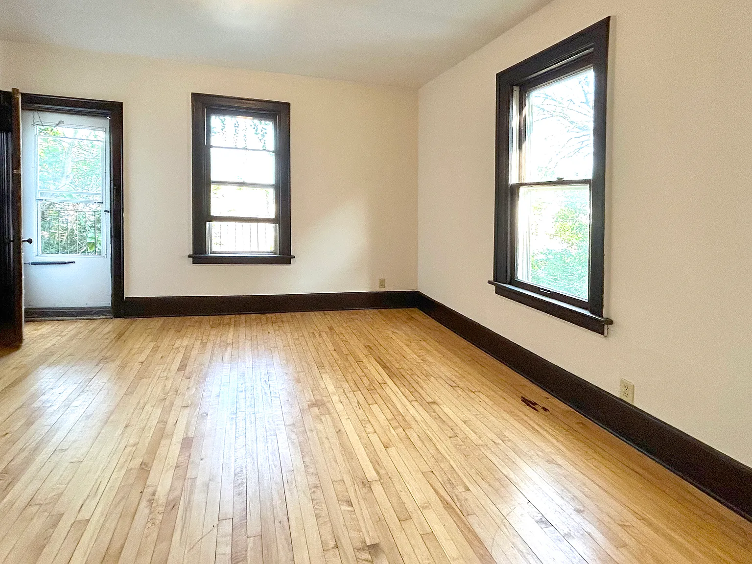 2 bed, 1000 sqft, $1,300 — Photo 2