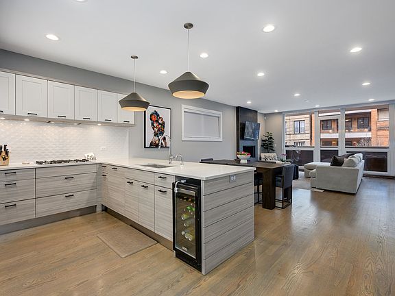 2nd image of 925 N Damen Ave APT 2