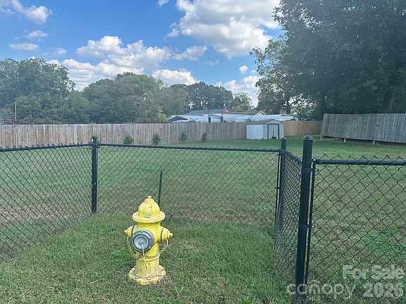 2nd image of 821 S Hoskins Rd