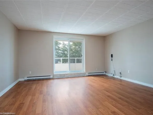 71 Vanier Dr #211, Kitchener, ON N2C 1J4