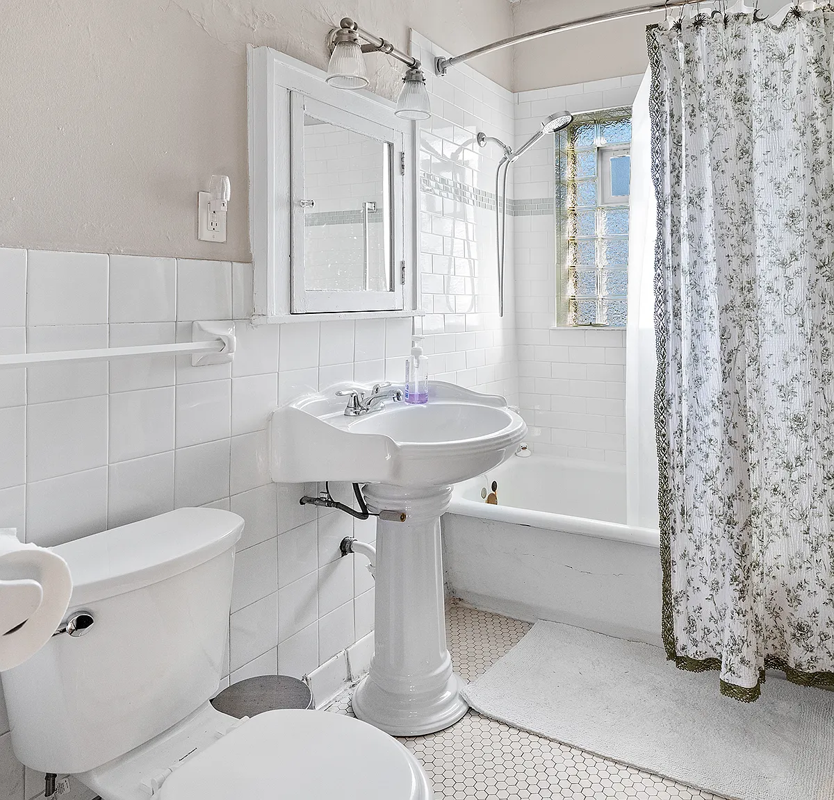 Oxford Apartments — Photo 4