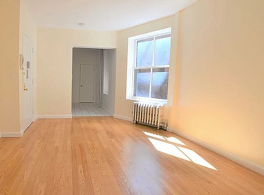 1st image of 21 Greenwich Ave #5