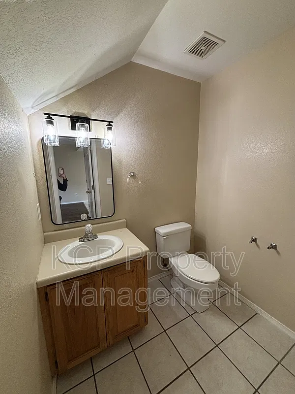 2 bed, 1.5 bath, $885 — Photo 3