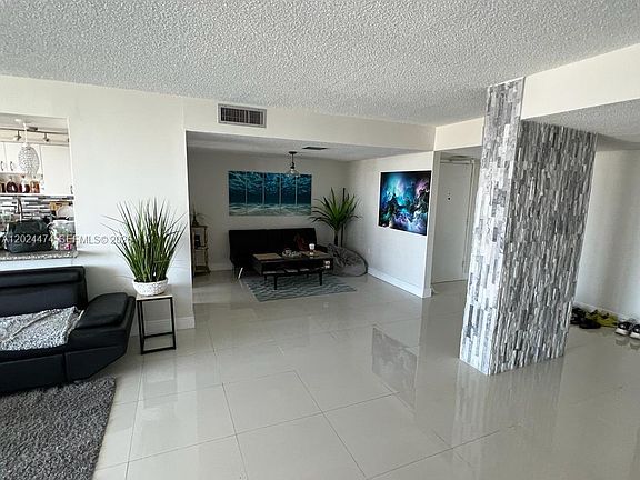 5th image of 18061 Biscayne Blvd APT 1404