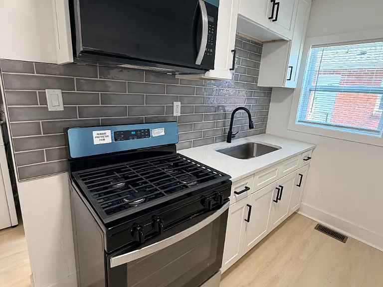 1336 Sharon St NW — Photo 4