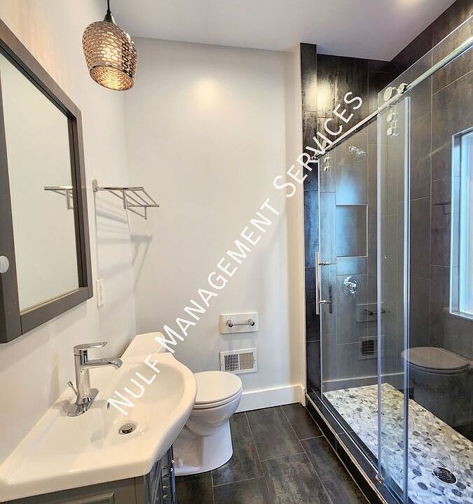 2nd image of 4552 Penn Ave #1
