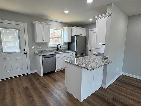 4th image of 110 Ashkirk Ln