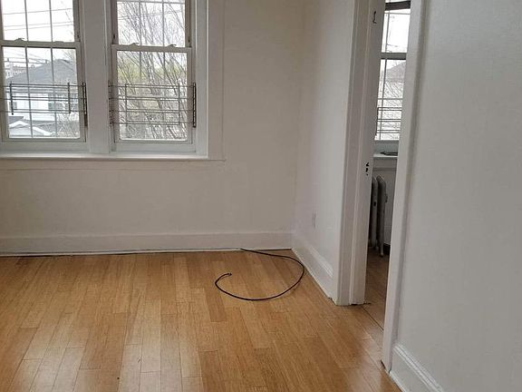 4th image of 82 Grandview Ave