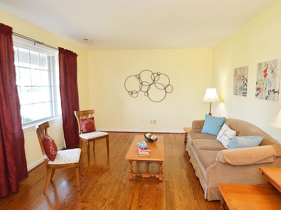 3rd image of 1401 Greenview Dr