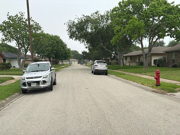 4th image of 215 Blanco Dr