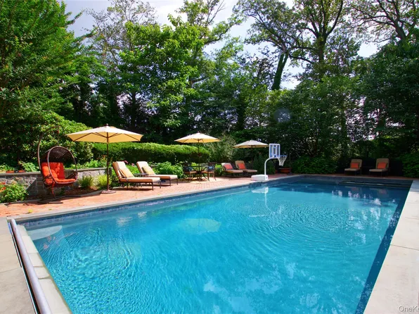 110 Birch Drive, East Hills, NY 11576