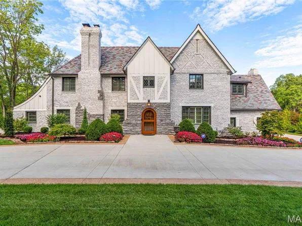 1145 Center Dr, Saint Louis, MO 63117