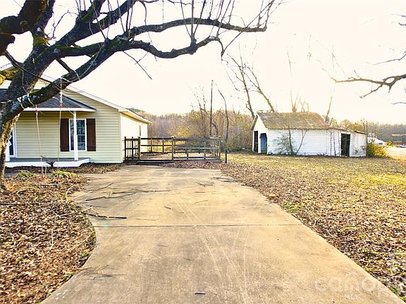 2nd image of 211 Webb Farm Rd